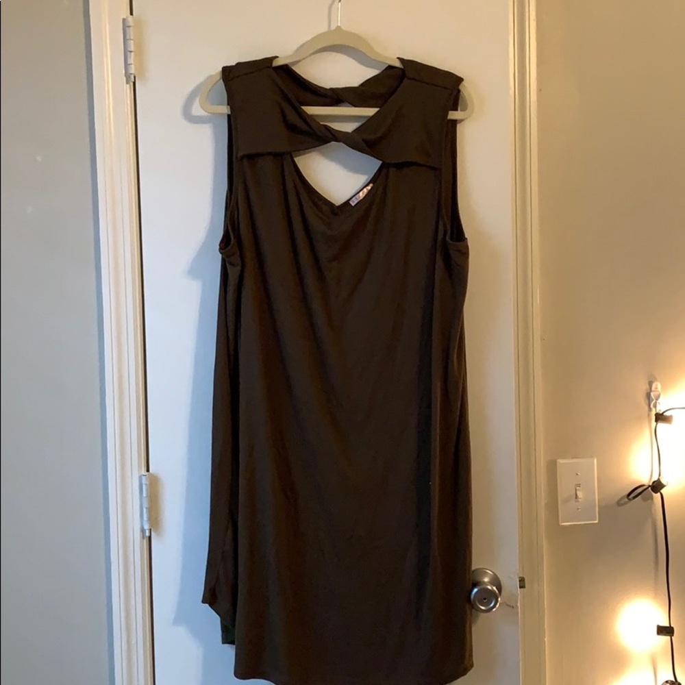 5/$15 ‼️  PLUS SIZE 1X GREEN Dress with Neck Accent